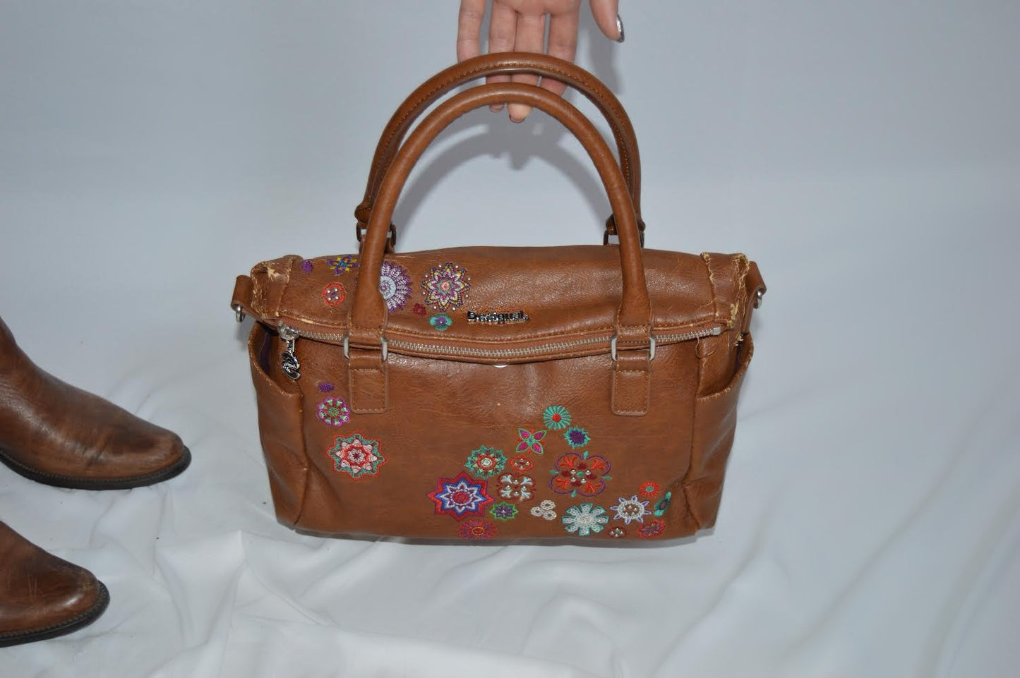 Brown shoulder bag w/ embroidered design