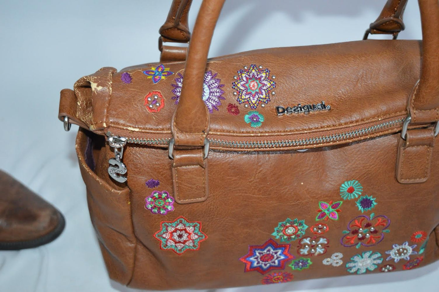 Brown shoulder bag w/ embroidered design