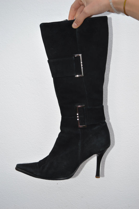 Suede boots in black w/ buckle detail, EU38