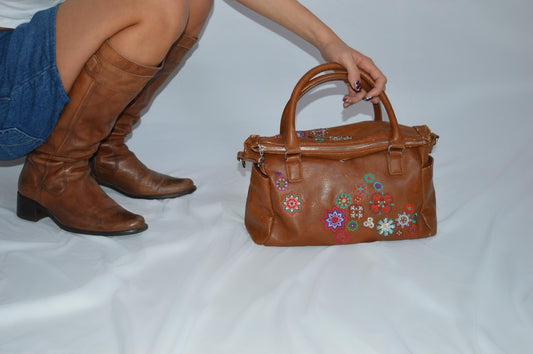Brown shoulder bag w/ embroidered design