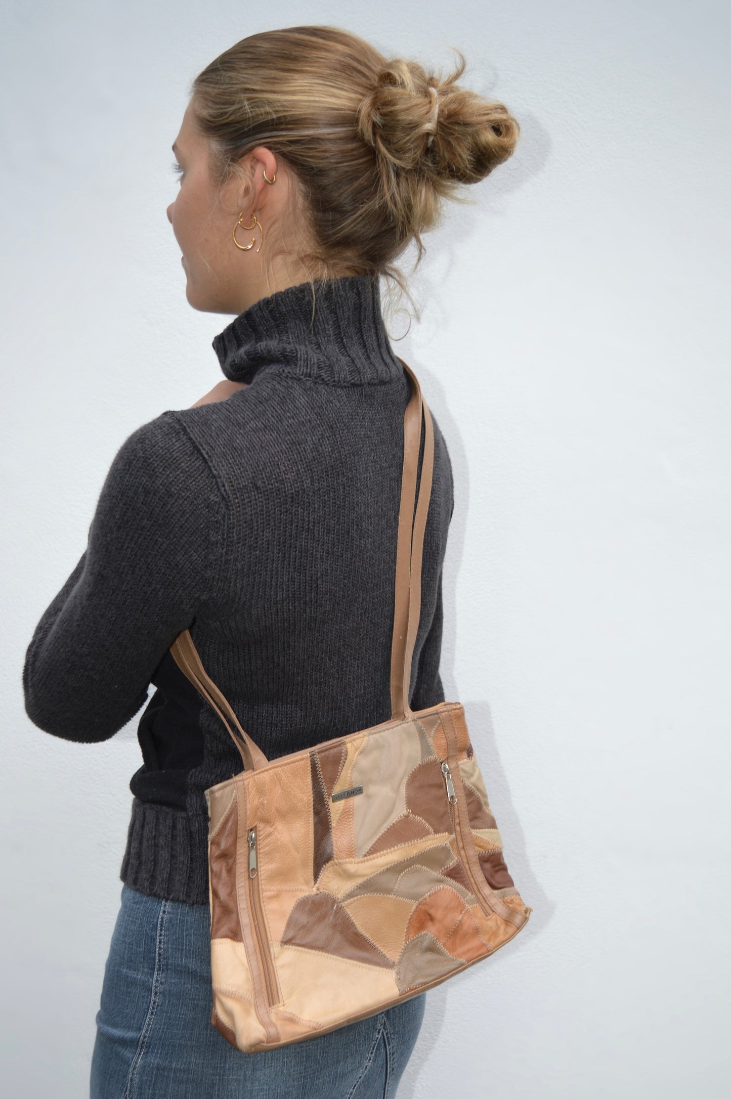 Crossover bag w/ stitching&details