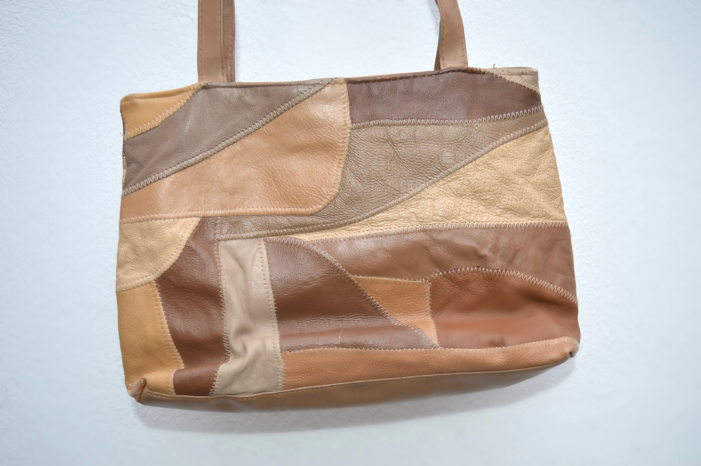 Crossover bag w/ stitching&details